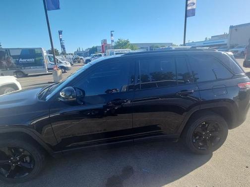 Diamond Black Crystal Pearlcoat 2023 Jeep Grand Cherokee LAREDO