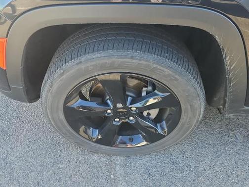 Diamond Black Crystal Pearlcoat 2023 Jeep Grand Cherokee LAREDO