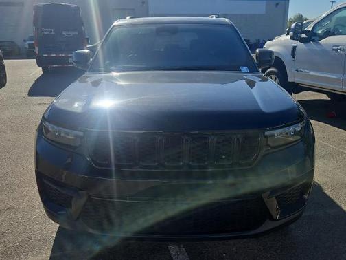Diamond Black Crystal Pearlcoat 2023 Jeep Grand Cherokee LAREDO