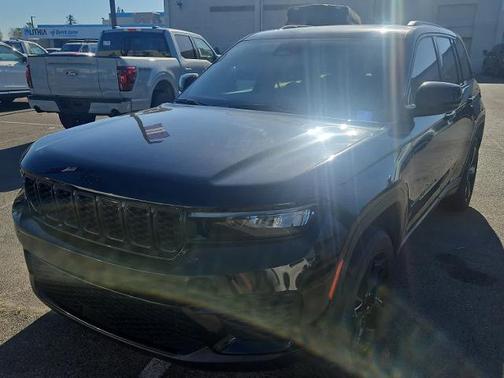 Diamond Black Crystal Pearlcoat 2023 Jeep Grand Cherokee LAREDO