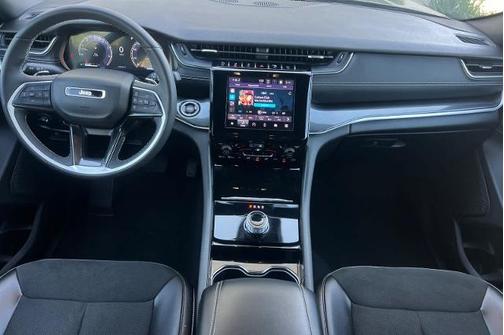 Diamond Black Crystal Pearlcoat 2023 Jeep Grand Cherokee LAREDO