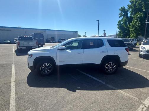 Summit White 2022 GMC Acadia SLE