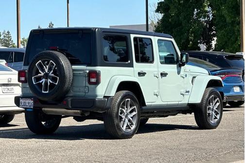Earl Clearcoat 2024 Jeep Wrangler SPORT