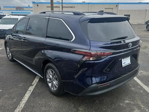 2024 Toyota Sienna LE 8 PASSENGER