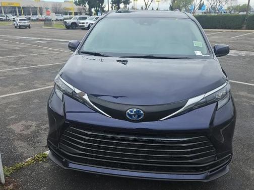 2024 Toyota Sienna LE 8 PASSENGER