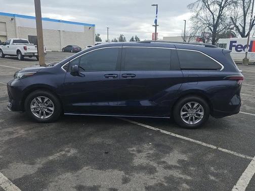 2024 Toyota Sienna LE 8 PASSENGER