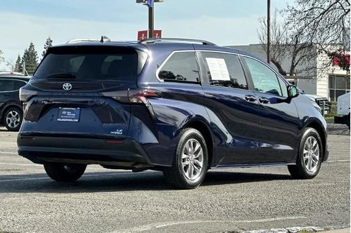 2024 Toyota Sienna LE 8 PASSENGER