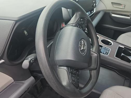 2024 Toyota Sienna LE 8 PASSENGER