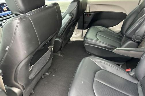 2024 Chrysler Pacifica SELECT