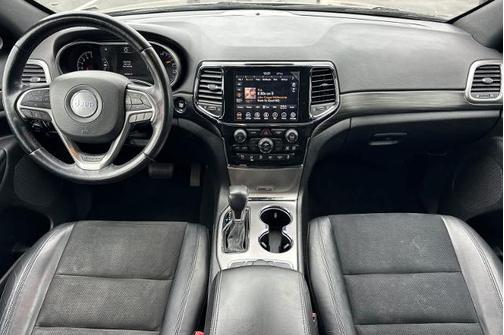 Diamond Black Crystal Pearlcoat 2022 Jeep Grand Cherokee LAREDO