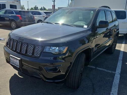 Diamond Black Crystal Pearlcoat 2022 Jeep Grand Cherokee LAREDO