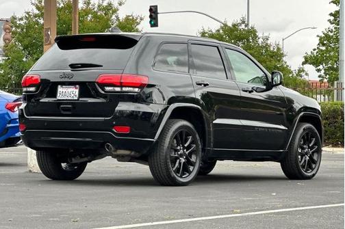 Diamond Black Crystal Pearlcoat 2022 Jeep Grand Cherokee LAREDO