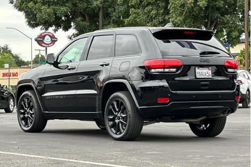 Diamond Black Crystal Pearlcoat 2022 Jeep Grand Cherokee LAREDO