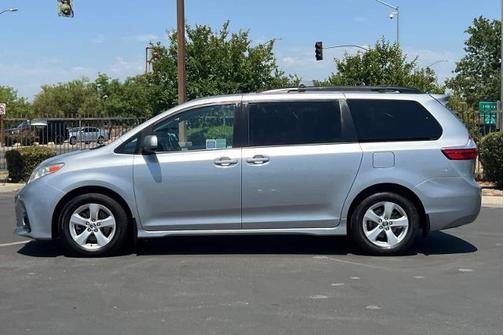 2018 Toyota Sienna LE 8 PASSENGER