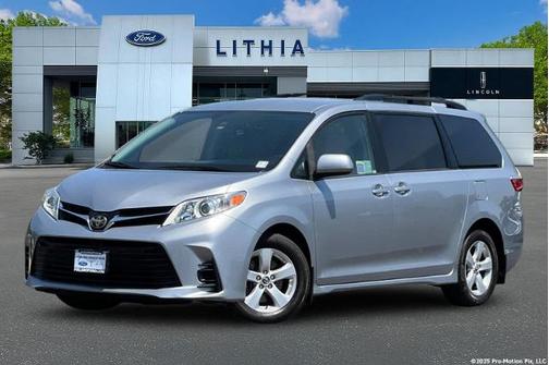 2018 Toyota Sienna LE 8 PASSENGER