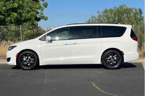 Bright White Clearcoat 2020 Chrysler Pacifica TOURING L PLUS