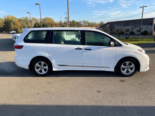 Super White 2018 Toyota Sienna SE