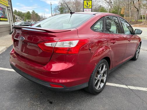 Red 2014 Ford Focus SE