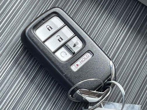 White Diamond Pearl 2017 Honda Pilot Touring