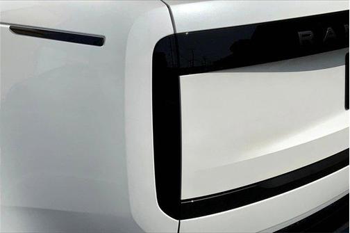 2025 Land Rover Range Rover P530 SE 7 Seat