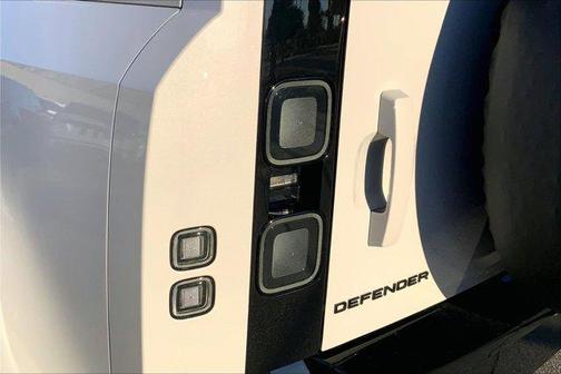 2026 Land Rover Defender P400 X-Dynamic SE