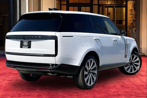 Ostuni Pearl White Premium Metallic 2026 Land Rover Range Rover P400 SE
