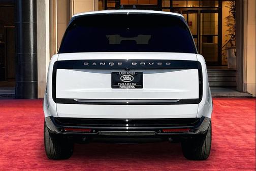 Ostuni Pearl White Premium Metallic 2026 Land Rover Range Rover P400 SE