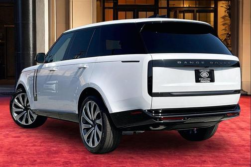 Ostuni Pearl White Premium Metallic 2026 Land Rover Range Rover P400 SE