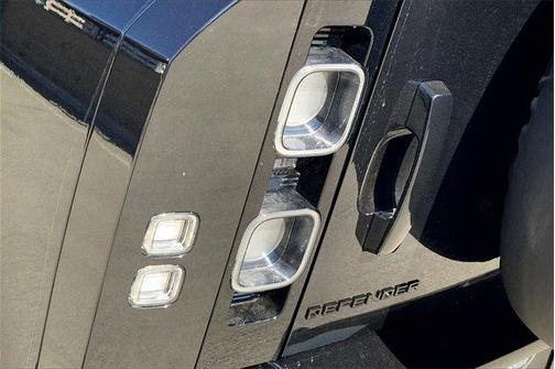 2025 Land Rover Defender 110 V8
