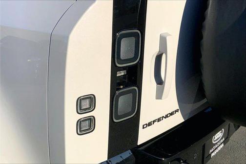 2026 Land Rover Defender P400 X-Dynamic SE