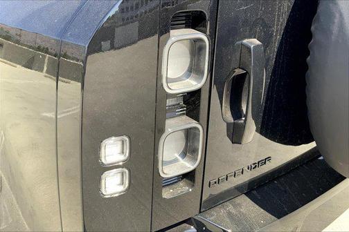 2025 Land Rover Defender 110 V8