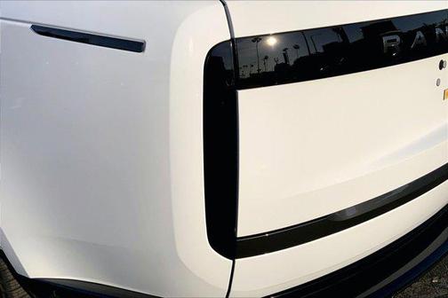 2026 Land Rover Range Rover P550e SE