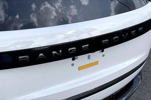 Fuji White 2026 Land Rover Range Rover P400 SE 7 Seat