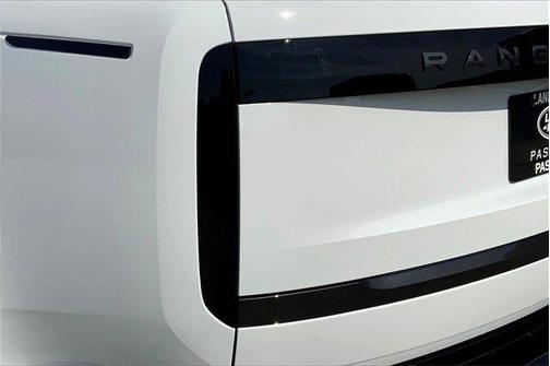 2025 Land Rover Range Rover P530 SE