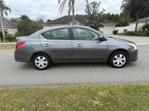 Gun Metallic 2016 Nissan Versa 1.6 SV