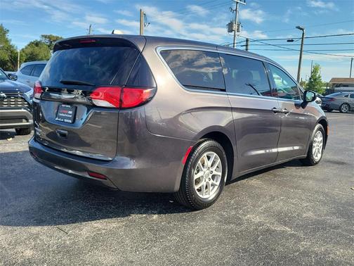 2022 Chrysler Voyager LX