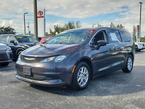 2022 Chrysler Voyager LX