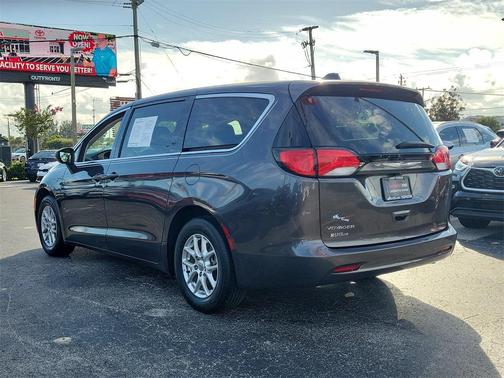 2022 Chrysler Voyager LX
