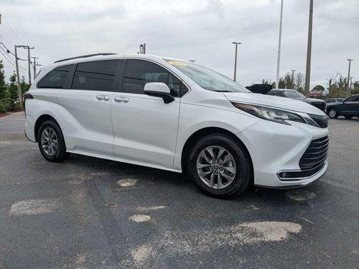 2022 Toyota Sienna XLE