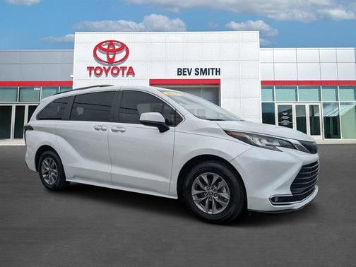2022 Toyota Sienna XLE