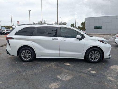 2022 Toyota Sienna XLE