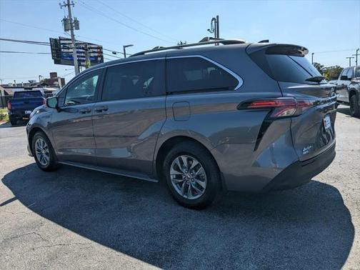 2021 Toyota Sienna LE