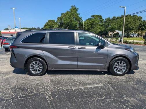 2021 Toyota Sienna LE