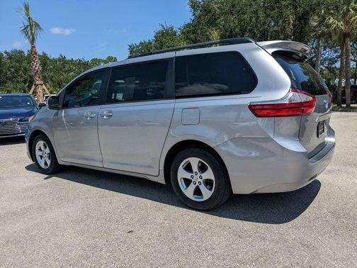 2017 Toyota Sienna LE