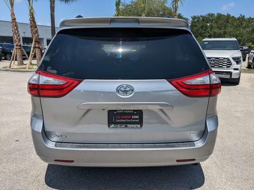 2017 Toyota Sienna LE