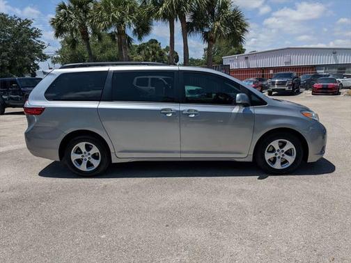 2017 Toyota Sienna LE