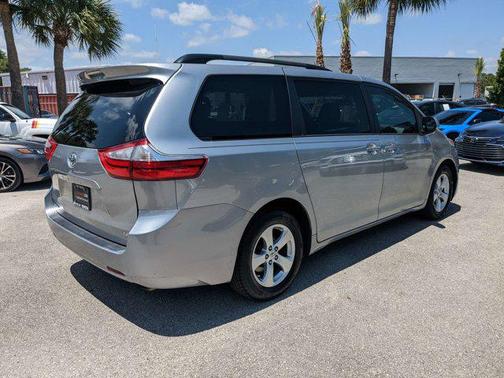 2017 Toyota Sienna LE