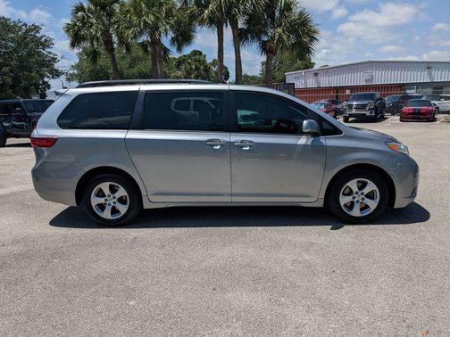 2017 Toyota Sienna LE
