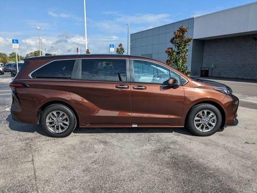 2024 Toyota Sienna XLE 7 Passenger