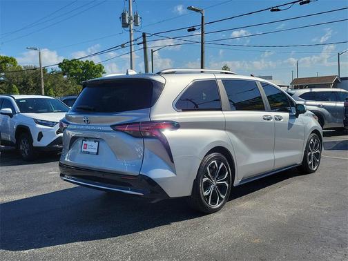 2025 Toyota Sienna Platinum